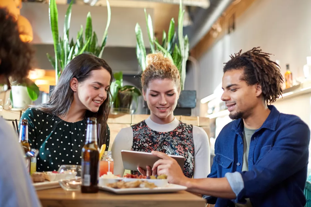 Aposte no cardápio digital para destacar promoções e atrair mais clientes em horarios de baixa, modernizando a experiência e aumentando as vendas.